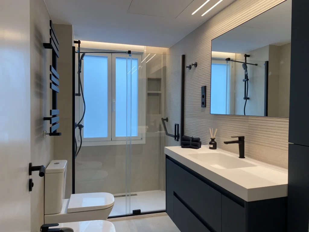 Reforma de baño moderno en Madrid