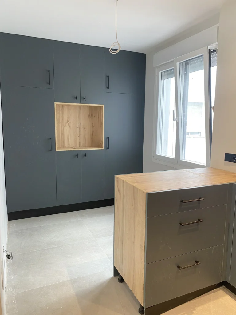 Gran cocina reformada en una vivienda antigua con gran almacenamiento