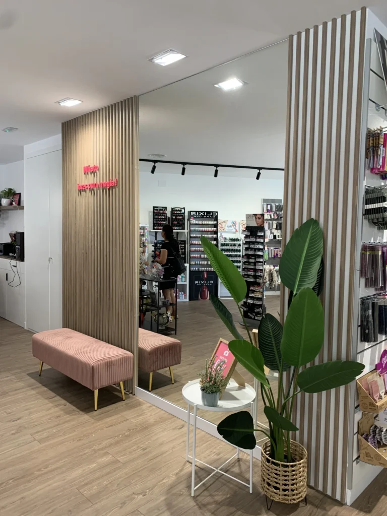Zona de espera acogedora en interiorismo de KM0 cerca de la Plaza Mayor de Colmenar, con plantas y estanterías